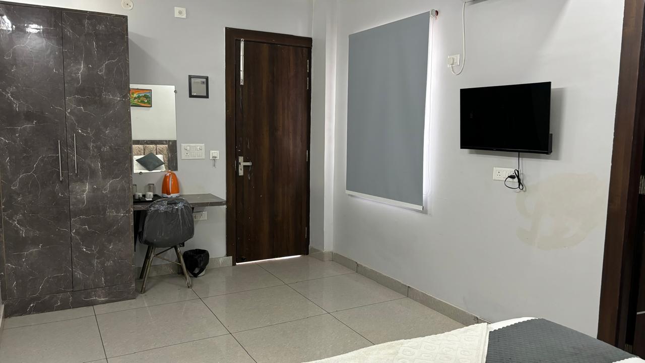 happy living coliving space room and bedrooms sector 121